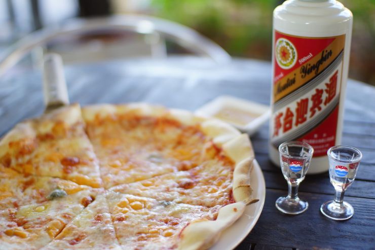 Китайские бренды крепкого алкоголя продолжают дорожать, а западные — дешевеют