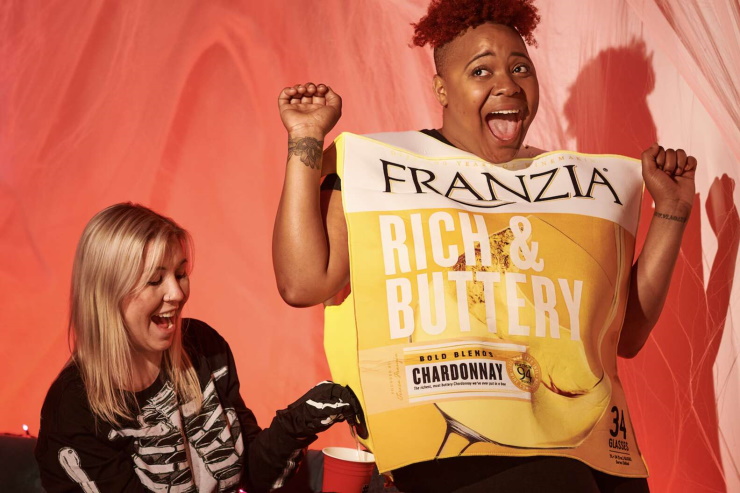 Винодельня сделала к Хэллоуину костюм коробки вина, который разливает вино