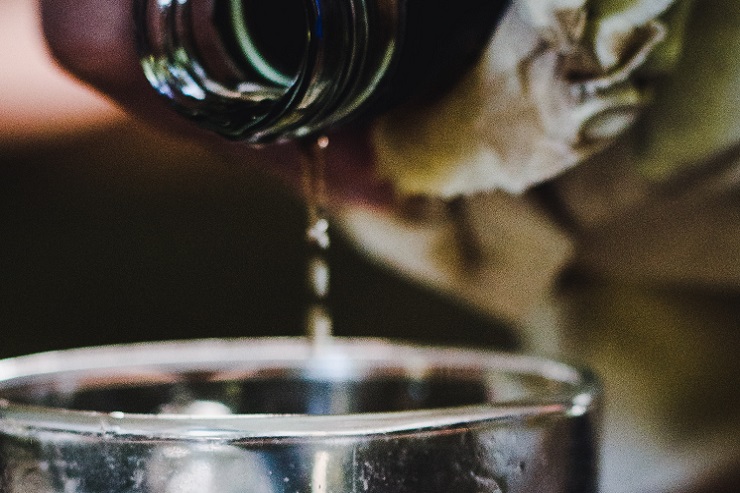 Аналитики ВШЭ оценили объем теневого рынка крепкого алкоголя в 27% легального оборота