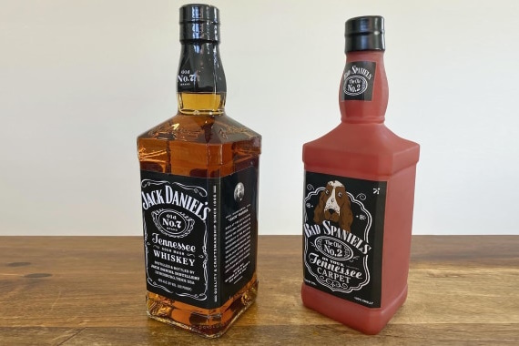 Суд запретил выпускать игрушки для собак, похожие на бутылку Jack Daniels
