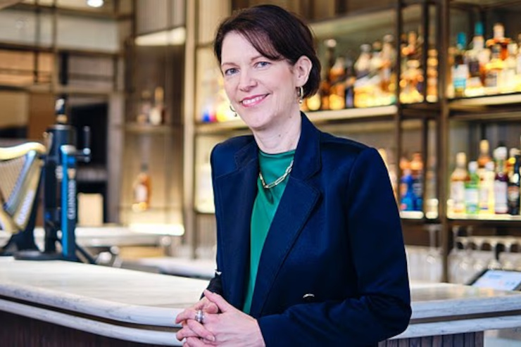 Diageo объявила об увольнении главы компании Дебры Крю