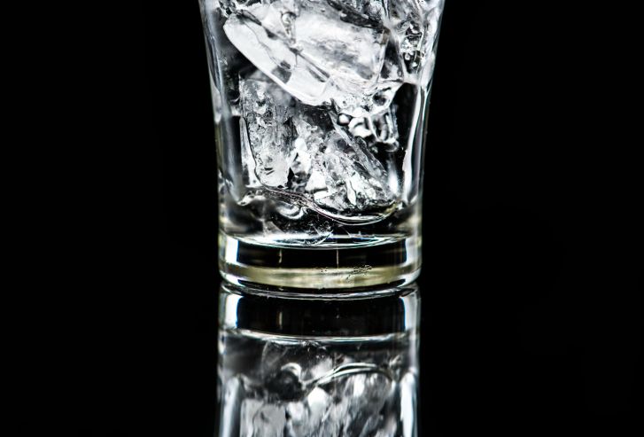 Снижение продаж водки в РФ в 2025 году по сравнению с 2024 годом составило 4,2%